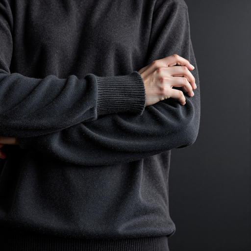 三十岁左右男性头像，穿灰色毛衣，短发，专业技术人员形象，浅色背景，正式职业照片